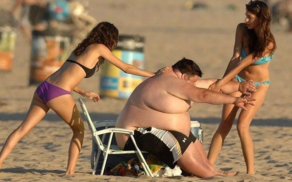 Мужчина и худая девушка