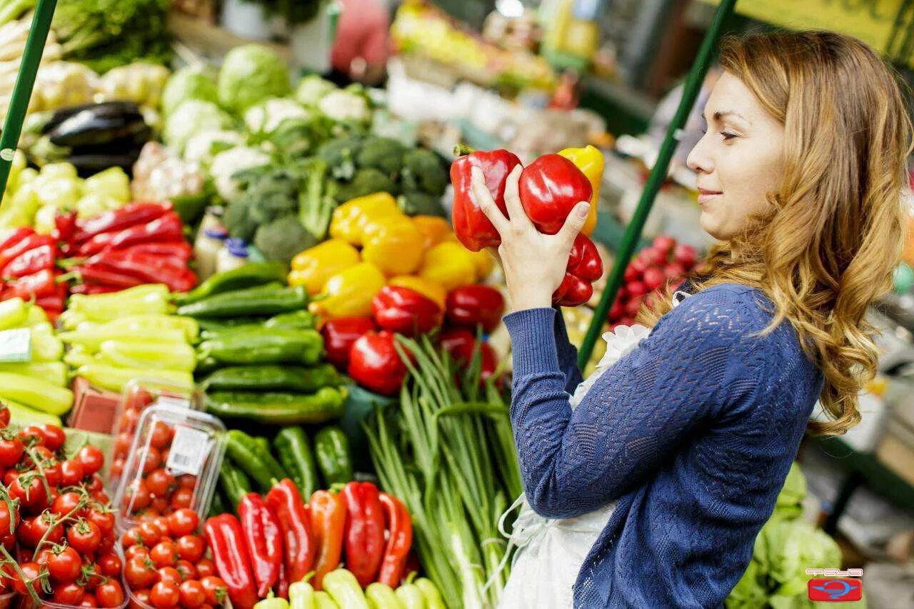Рынок овощей и фруктов. Овощи и фрукты на рынке. Овощи на рынке. Женщина на рынке выбирает овощи. Продукты на рынке.