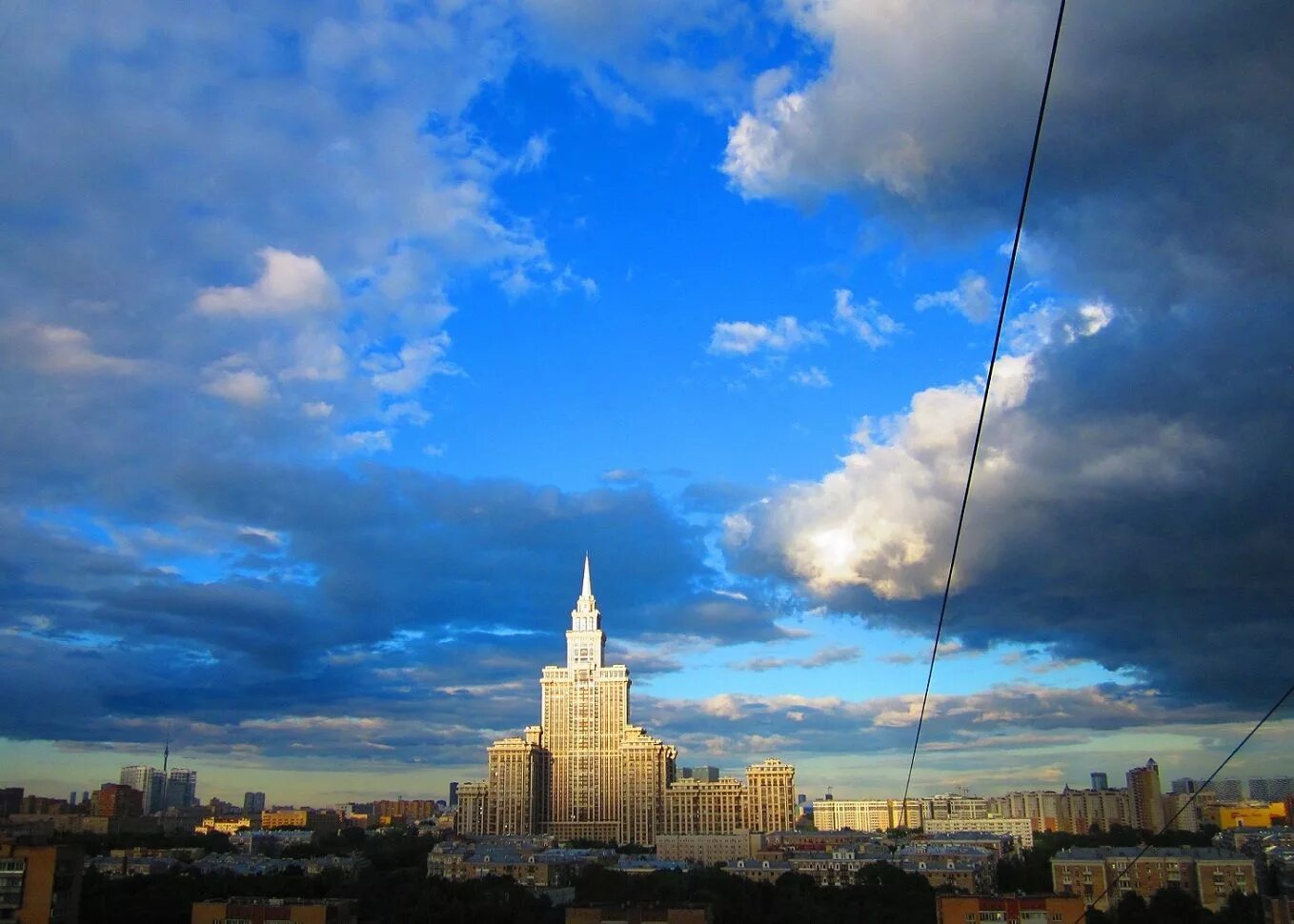 Небо над Москвой. Москва голубое небо. Небо город. Ясное небо в Москве.