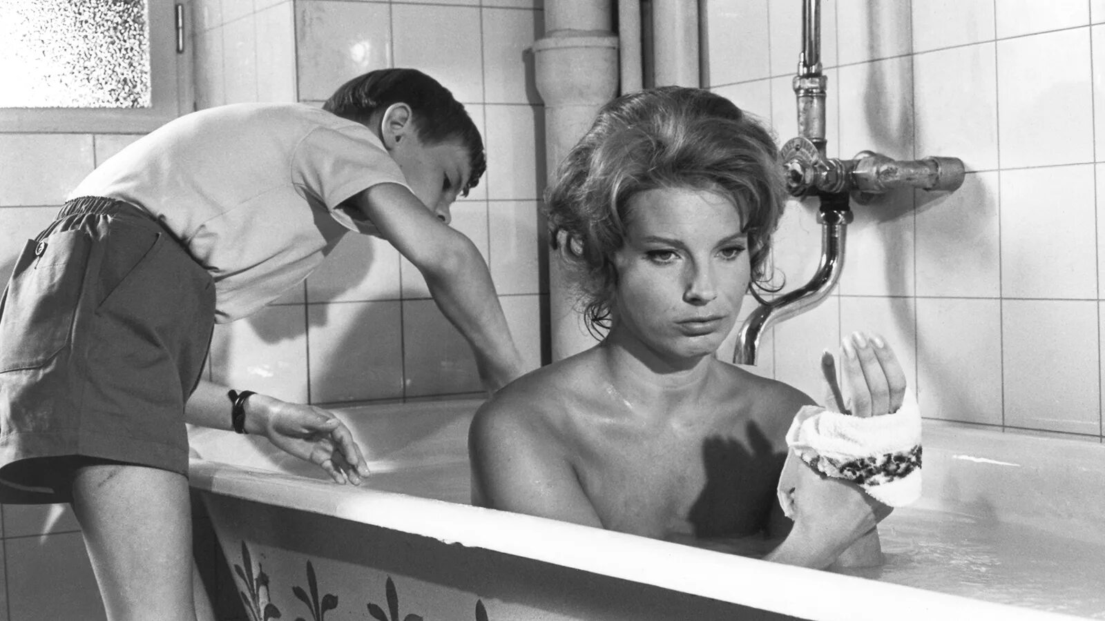 Зрелая мамы в ванне. Молчание _ tystnaden (1963). Молчание Ингмар Бергман. “Молчание” – Ингмар Бергман, 1963 nude. Гуннель Линдблум молчание.