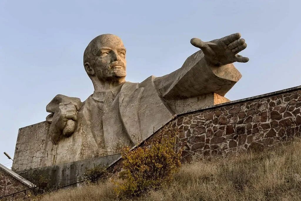 Ура таджикистан. Пансионат истаравшан. Истаравшан ура тюбе таджикистан. Истаравшан памятник ленину. Город истаравшан таджикистан.