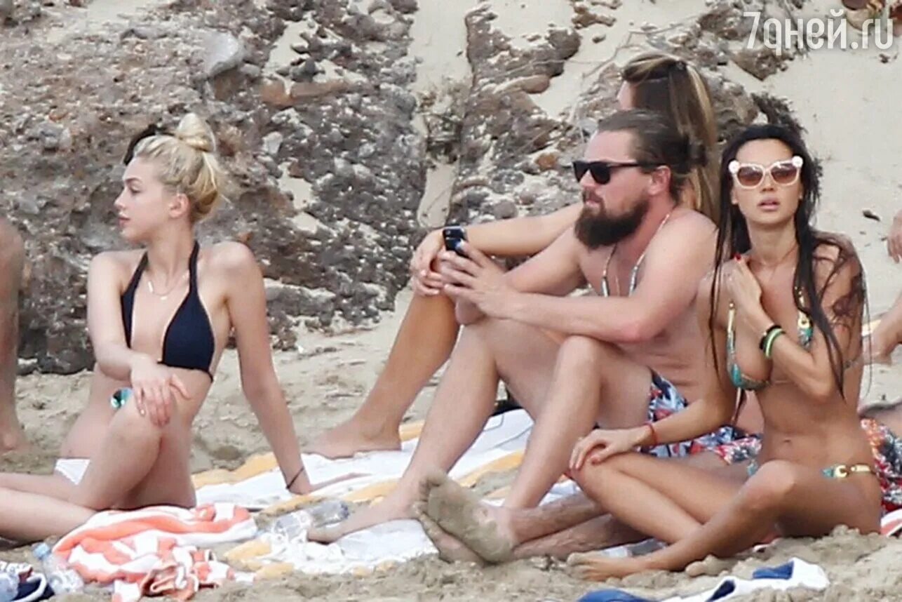 20 Shocking Secrets About The Beach Revealed - E! Online Leonardo dicaprio the b