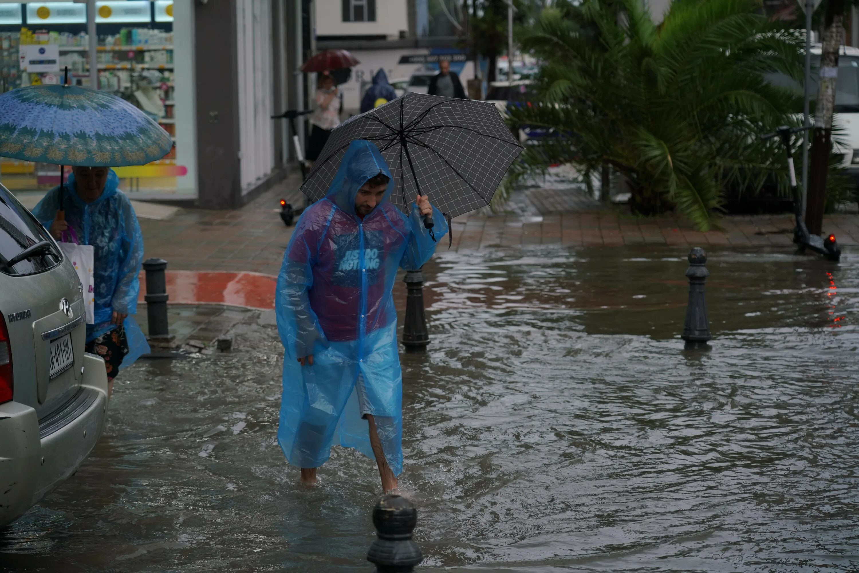 Ливень заливает. Мощное наводнение. Ливень заливает. Ливень заливает. Ливень заливает.