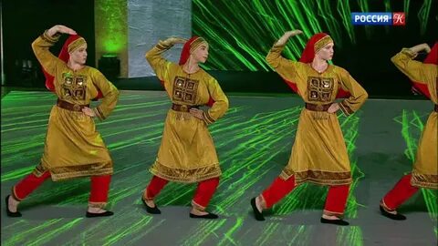 Большие и маленькие танцуют