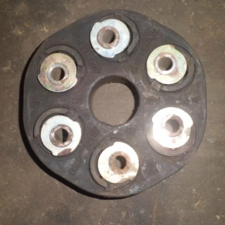 Передняя муфта кардана мерседес 124. Эластичная муфта 124 маленькая. Муфта 124. Муфта 124. Эластичная муфта карданного вала мерседес 124 передняя.