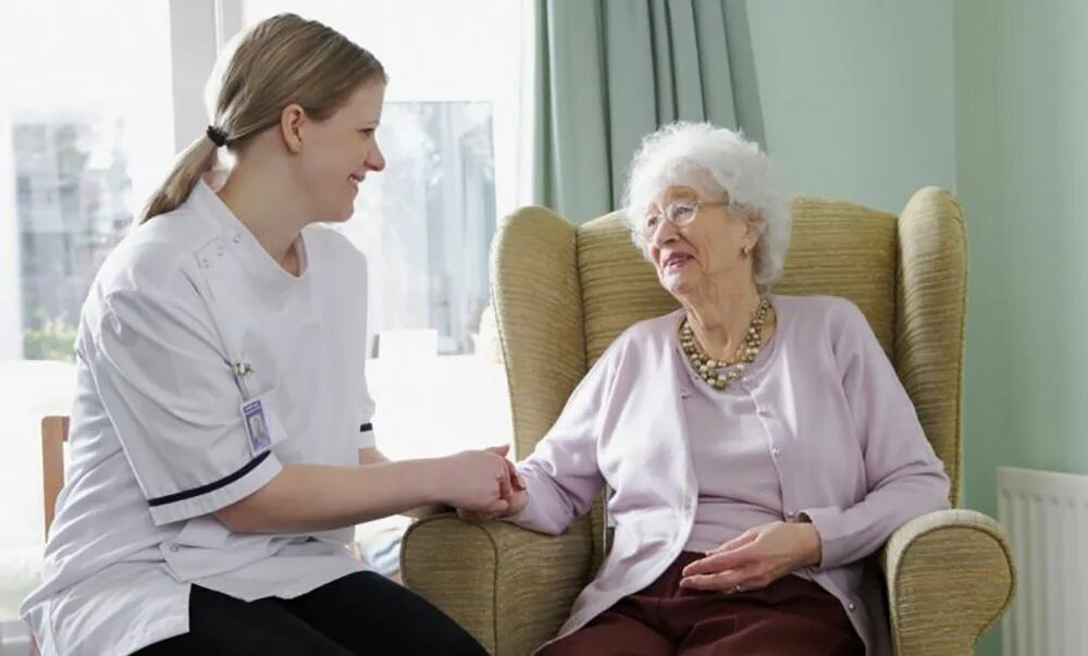 Семья для пожилого человека. Общение с пациентом. Пациенты после 80 лет. Беседа с пожилым человеком. Пожилые люди смеются.