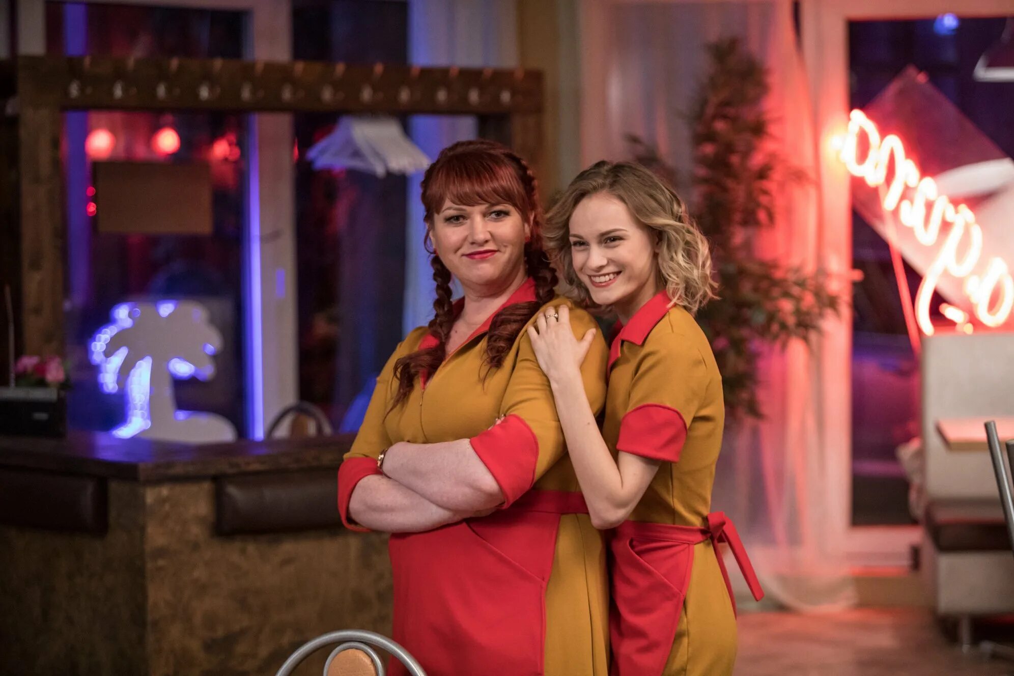 Две девицы актрисы. Две девицы актрисы. Ольга картункова в сериале две девицы. Арман навасардян две девицы на мели. Кэт деннингс две девицы на мели.