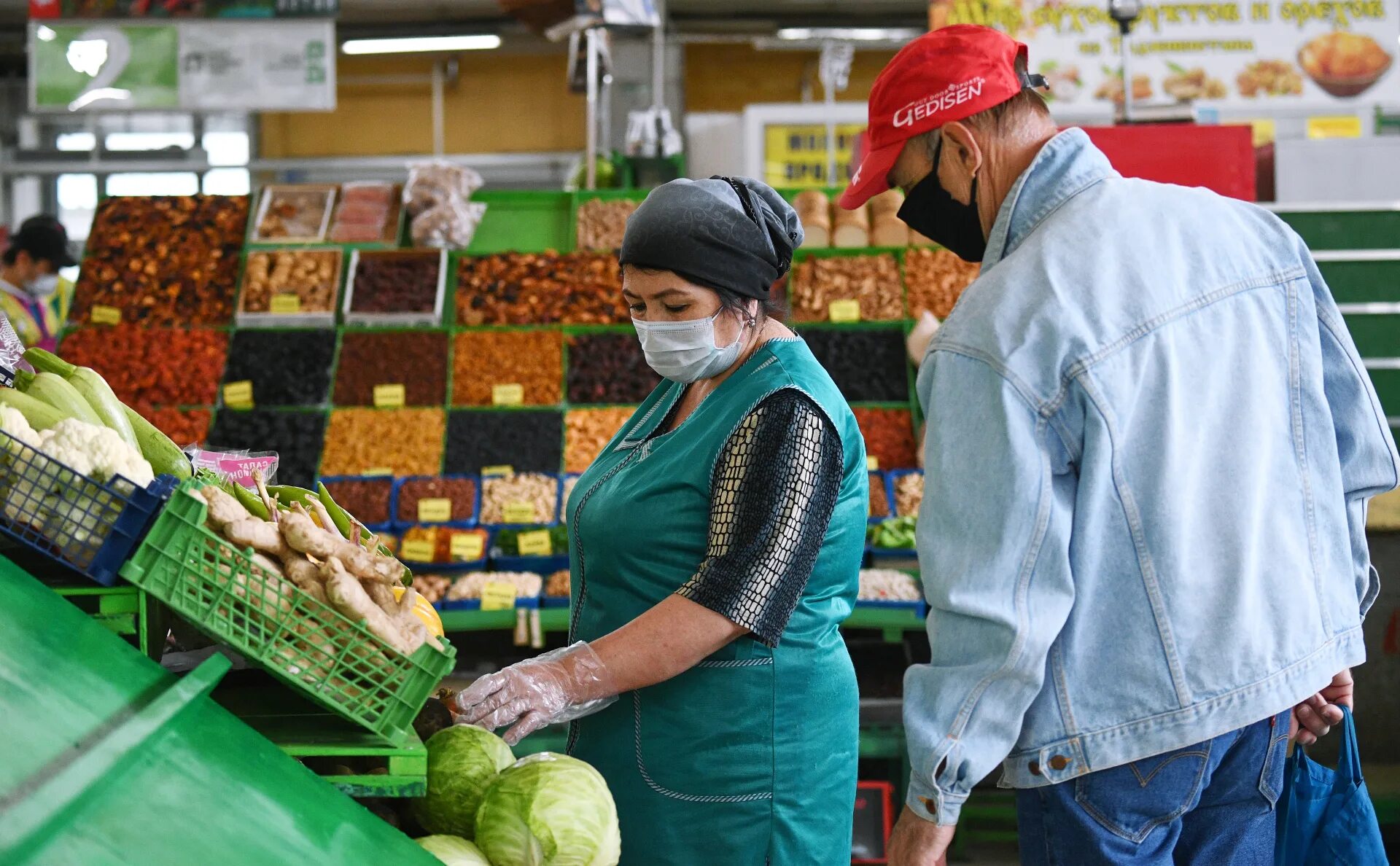 Работники торговых объектов. Рынок пищевой продукции. Центральный рынок Новосибирск. Торговля продтоварами. Роспотребнадзор на рынке.