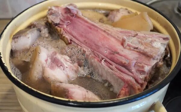 Холодец поросенок. Как сделать холодец из свиных голов. Сальтисон из говяжьей рульки. Как сделать холодец из свиных голов. Холодец из свинины.