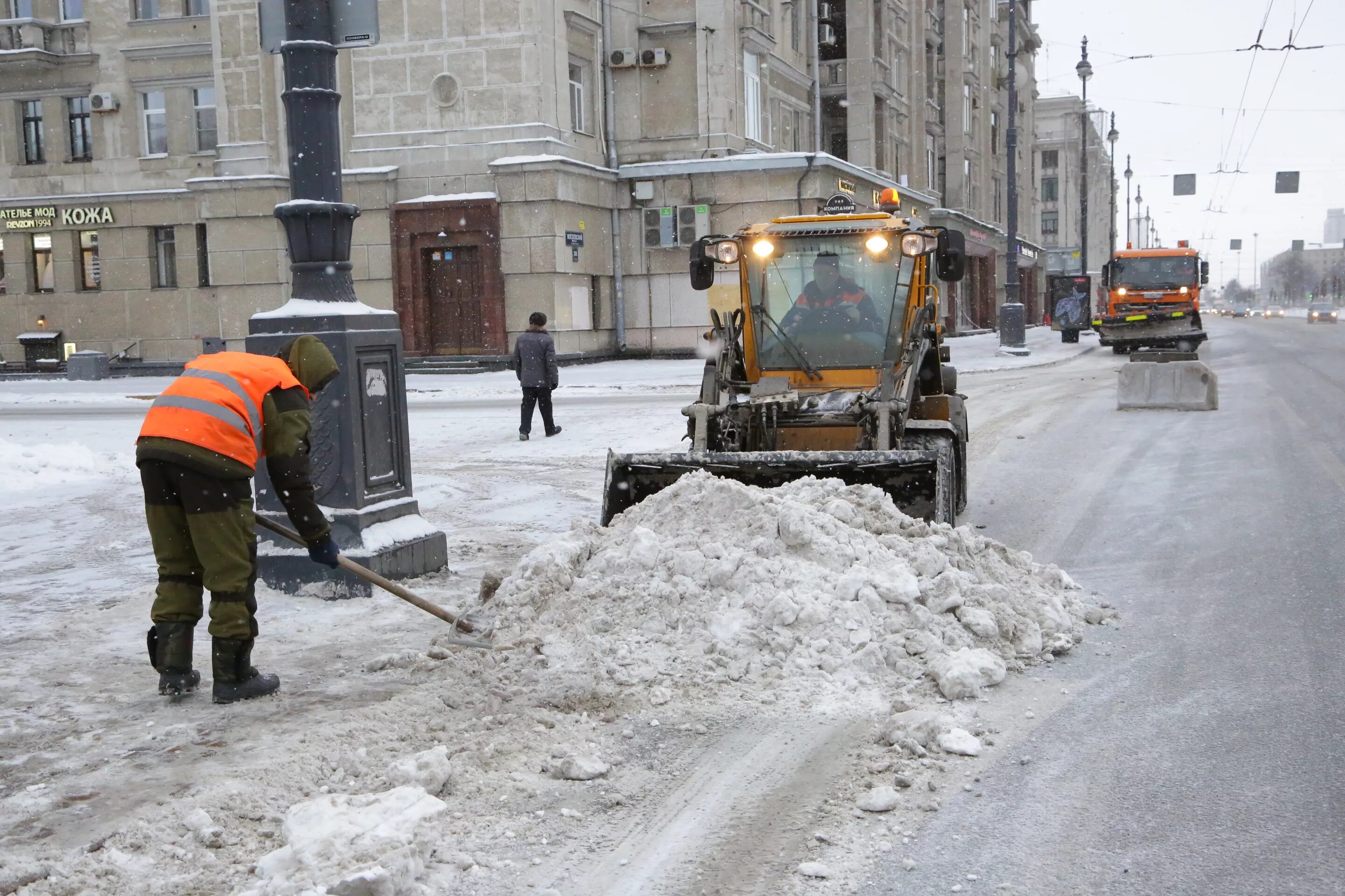 Москва чистят снег. Уборка снега. Для уборки снега дворника. Уборка снега во дворах. Уборка снега зимой.