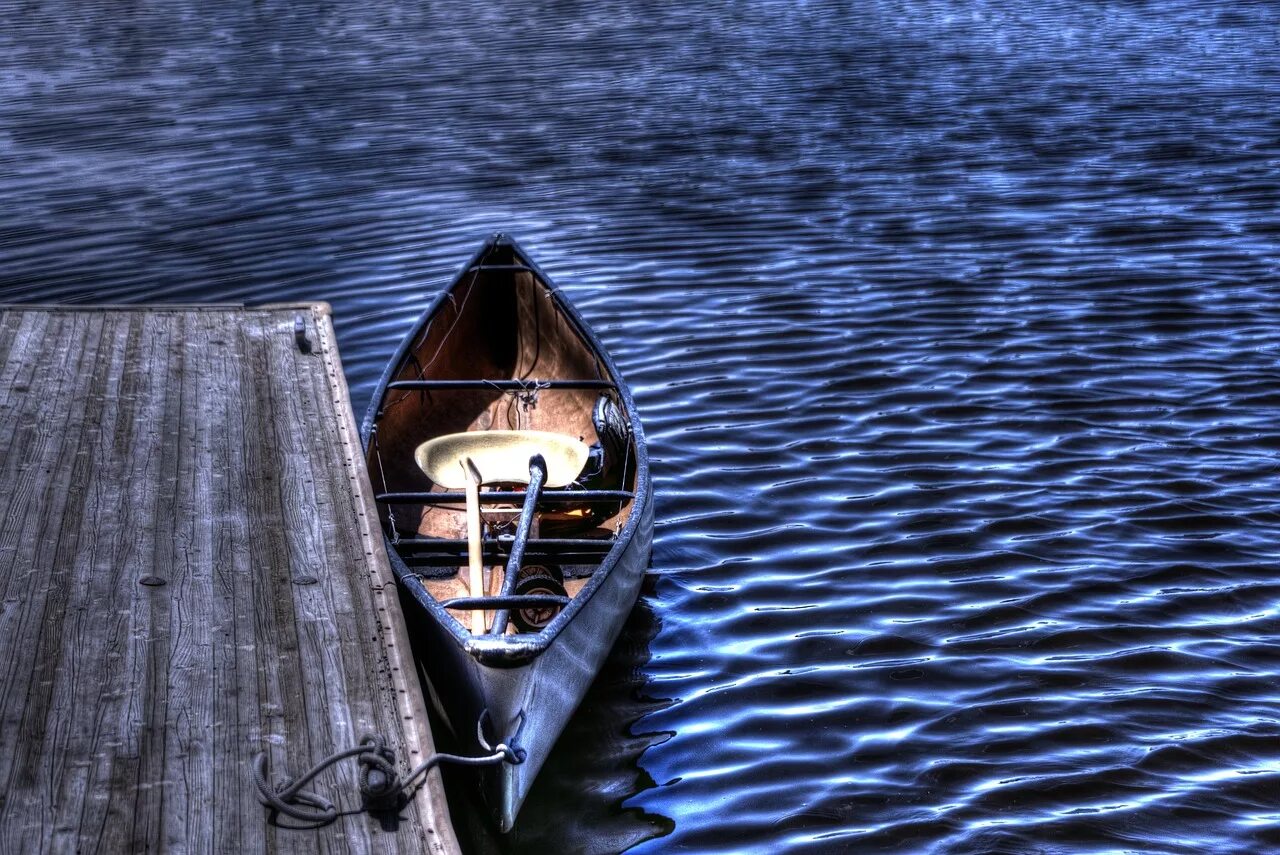 Лодка. Лодка на воде. Весельная лодка. Лодка деревянная с веслами. Лодки звуко