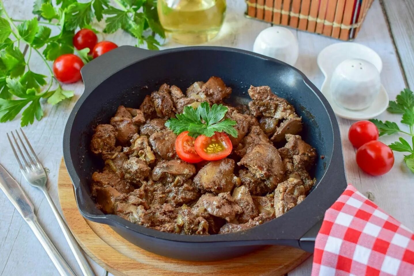 Пожарить печенку куриную на сковороде вкусно. Печенка с луком на сковороде. печенка жареная на сковороде.
