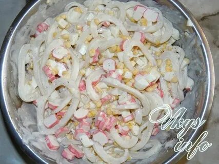 Салат с кальмарами крабовыми палочками и кукурузой