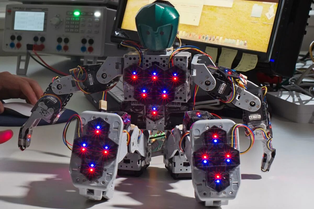 Датчики робота. Сенсоры робота. Робот сенсорный. Робот с сенсерорнымэкраном. Включи зарядку роботов