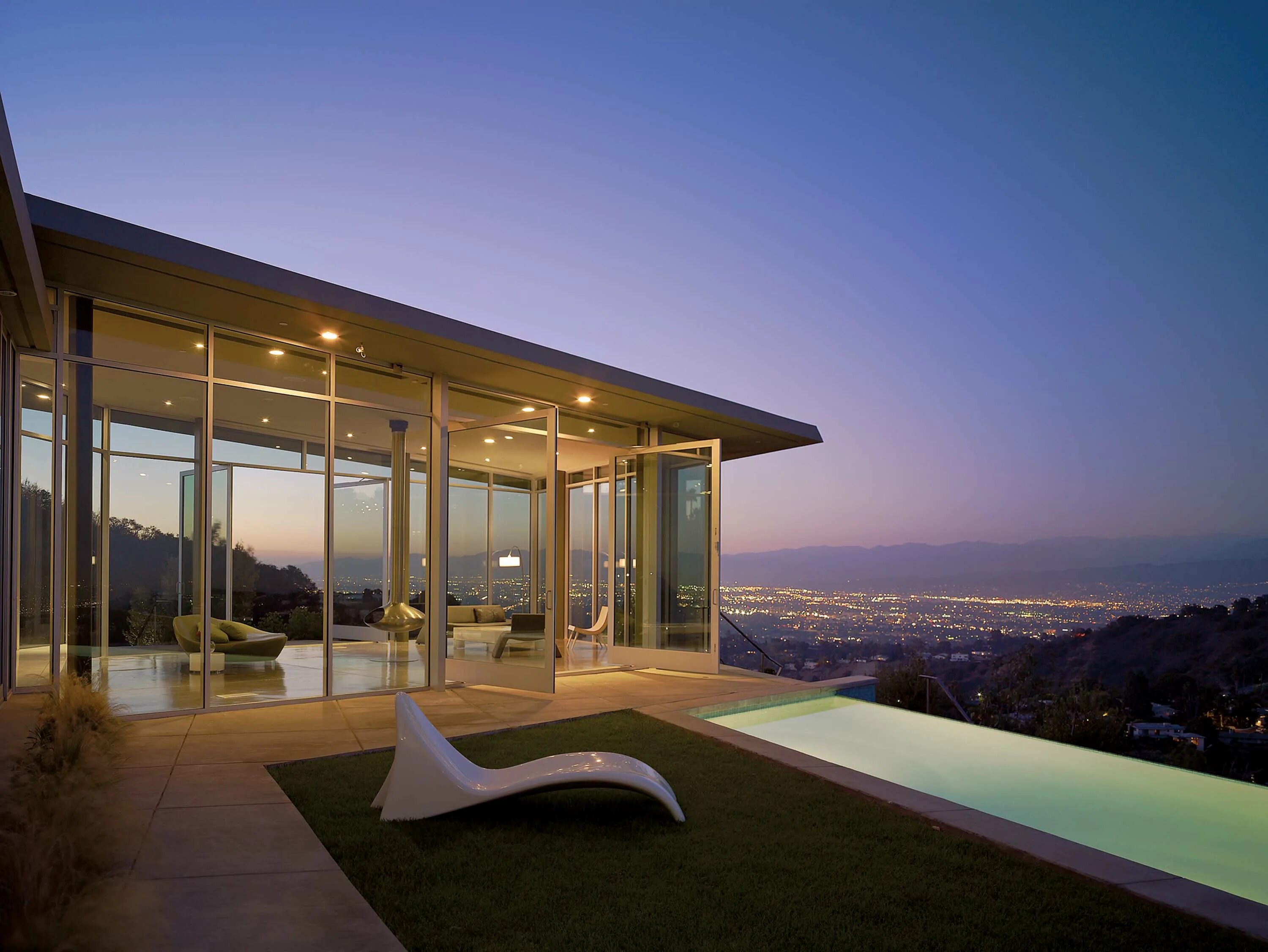 Дом с панорамными окнами. Модульный дом ho4 от компании honomobo. Здания с панорамными окнами. Гарден хаус фахверк. Дома с панорамными окнами.