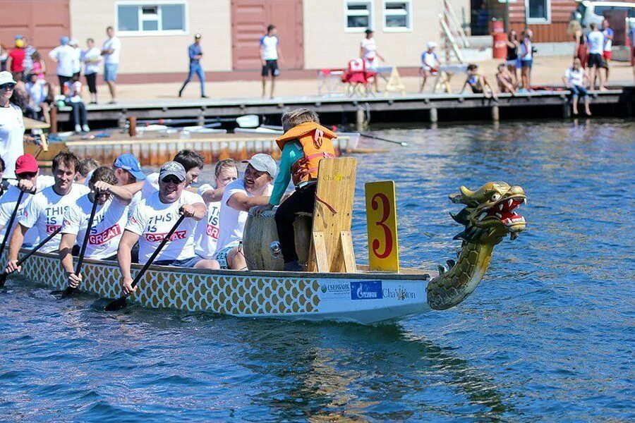 День гребли. Соревнования на лодках. Соревнования на драконах. Соревнования на лодках драконах. Лодка дракон гребля.