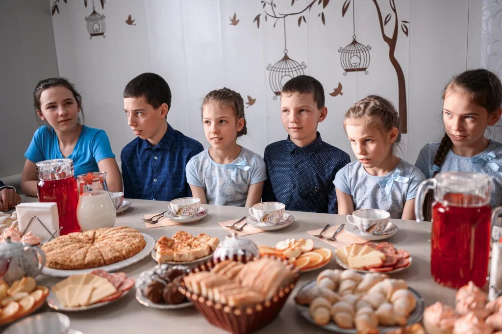 Какое получает семья многодетная. Многодетная семья. Многодетные семьи в России. Дети из многодетных семей. Многодетная Российская семья.