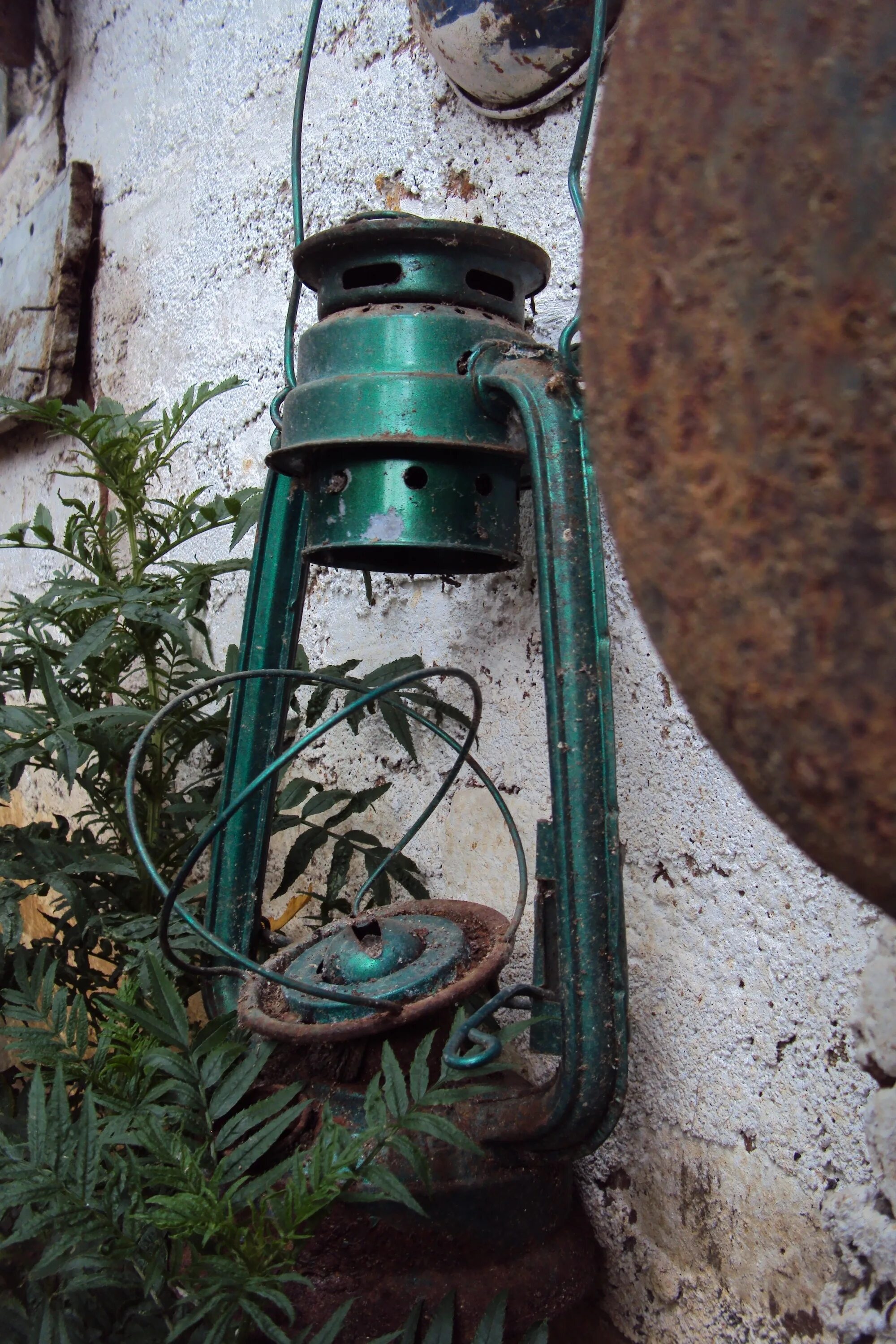 Разбитый старинный фонарь. Фонарь керосиновый Ржавый. Старый Ржавый фонарь. Старый сломанный фонарь.