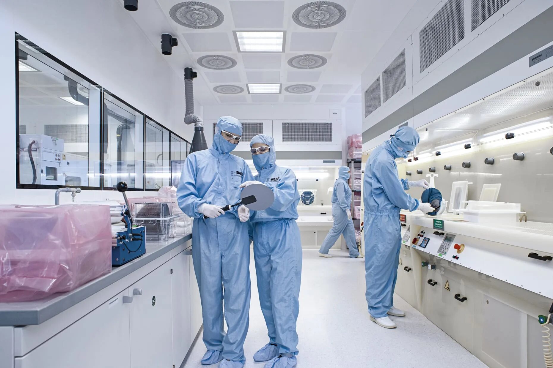 Газпром нефть онпз. Человек химический завод. Химическая промышленность. Человек химический завод. Химическая промышленность цех.