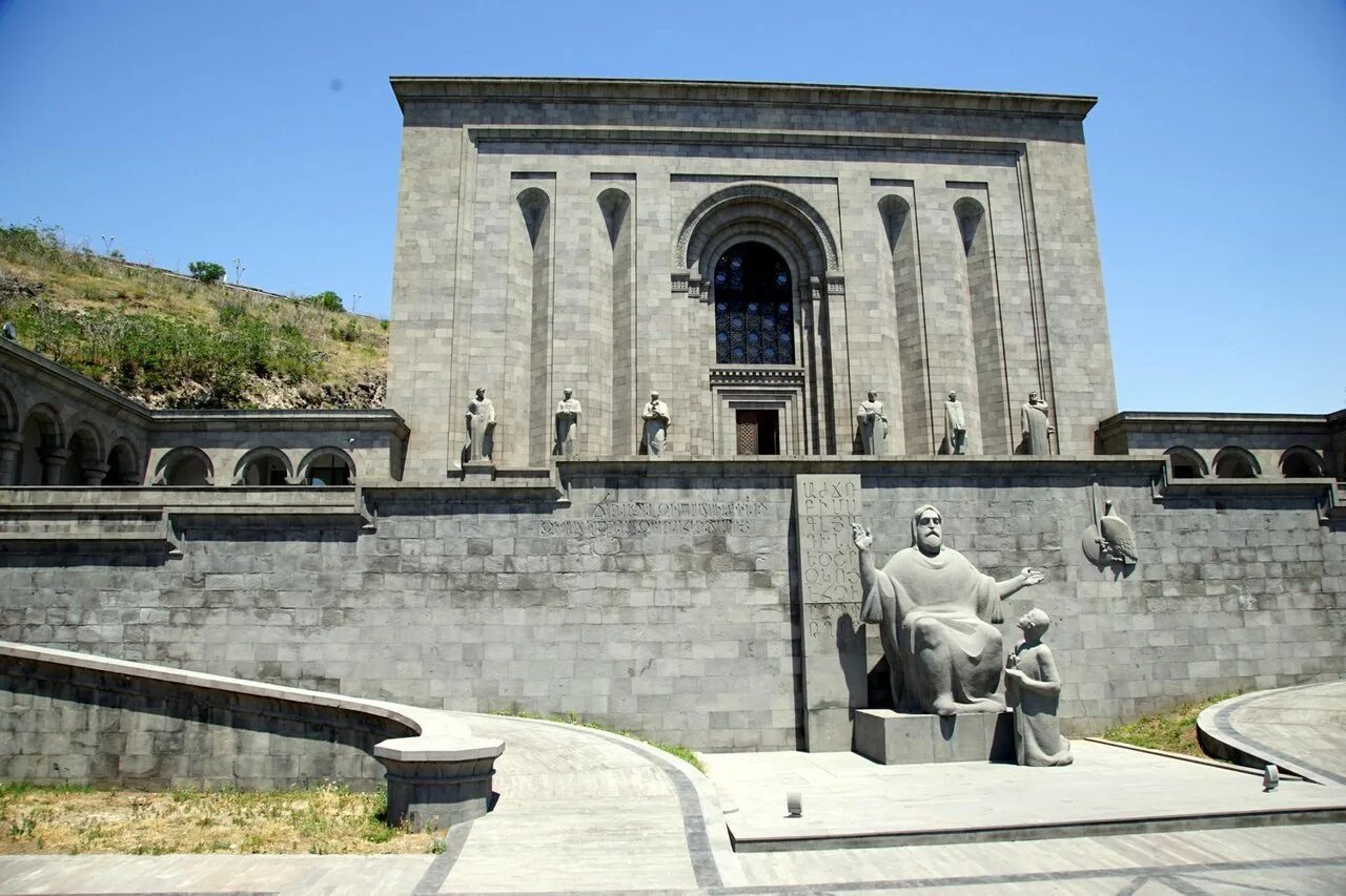 Гюмри музей фрунзика. Центр искусств гафесчяна ереван. Работа ереван лист. Работа ереван лист. Ереван в сентябре.