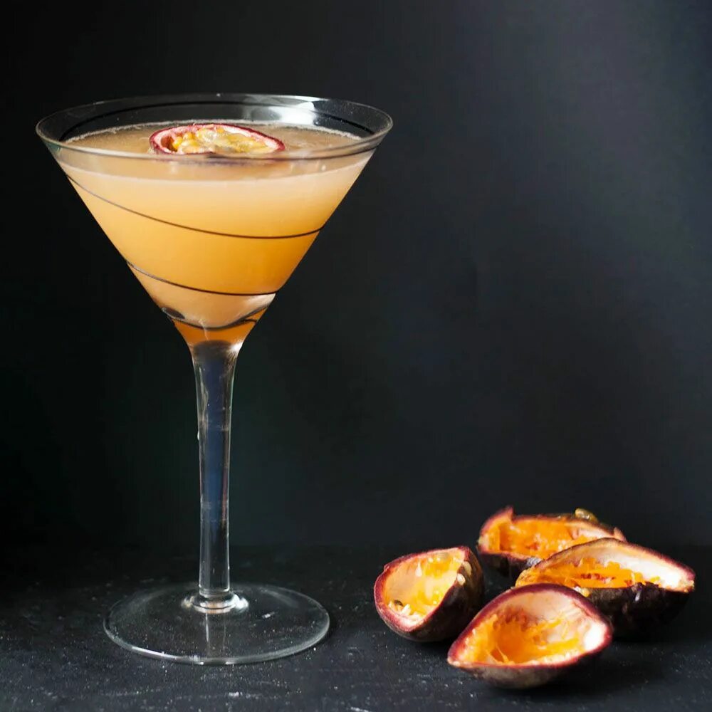 Passion fruit martini. Мартини маракуйя коктейль. Мартини Физз коктейль. Пэшн Фрут мартини. Коктейль пассион ФУИТ мартини.