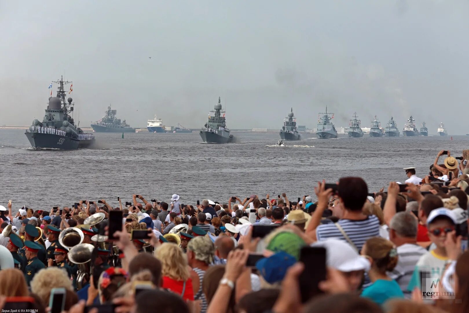 Почти флот. Парад ВМФ В Кронштадте. Парад кораблей на день ВМФ В Кронштадте. Военно-морской парад в Санкт-Петербурге 2021. Военный парад Кронштадт ВМФ 2022.