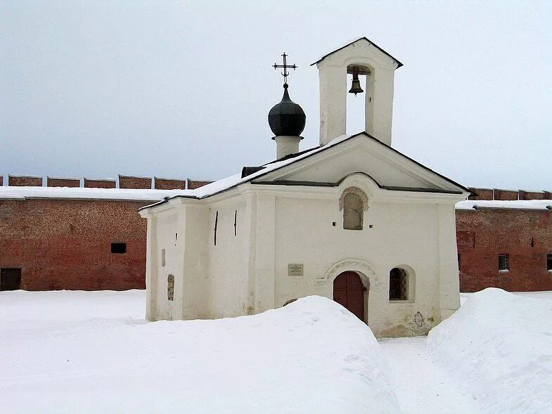 Храм андрея стратилата. Церковь андрея стратилата орнамент. Церковь андрея стратилата великий новгород в кремле. Новгородский кремль церковь андрея стратилата. Церковь андрея стратилата.