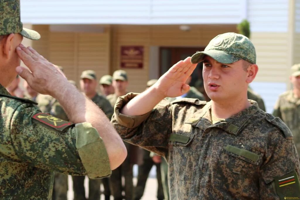 Военные уволенные в запас. Увольнение в запас военнослужащих. Солдат в увольнении. Увольнение в армии. Военнослужащие увольняются с военной службы.