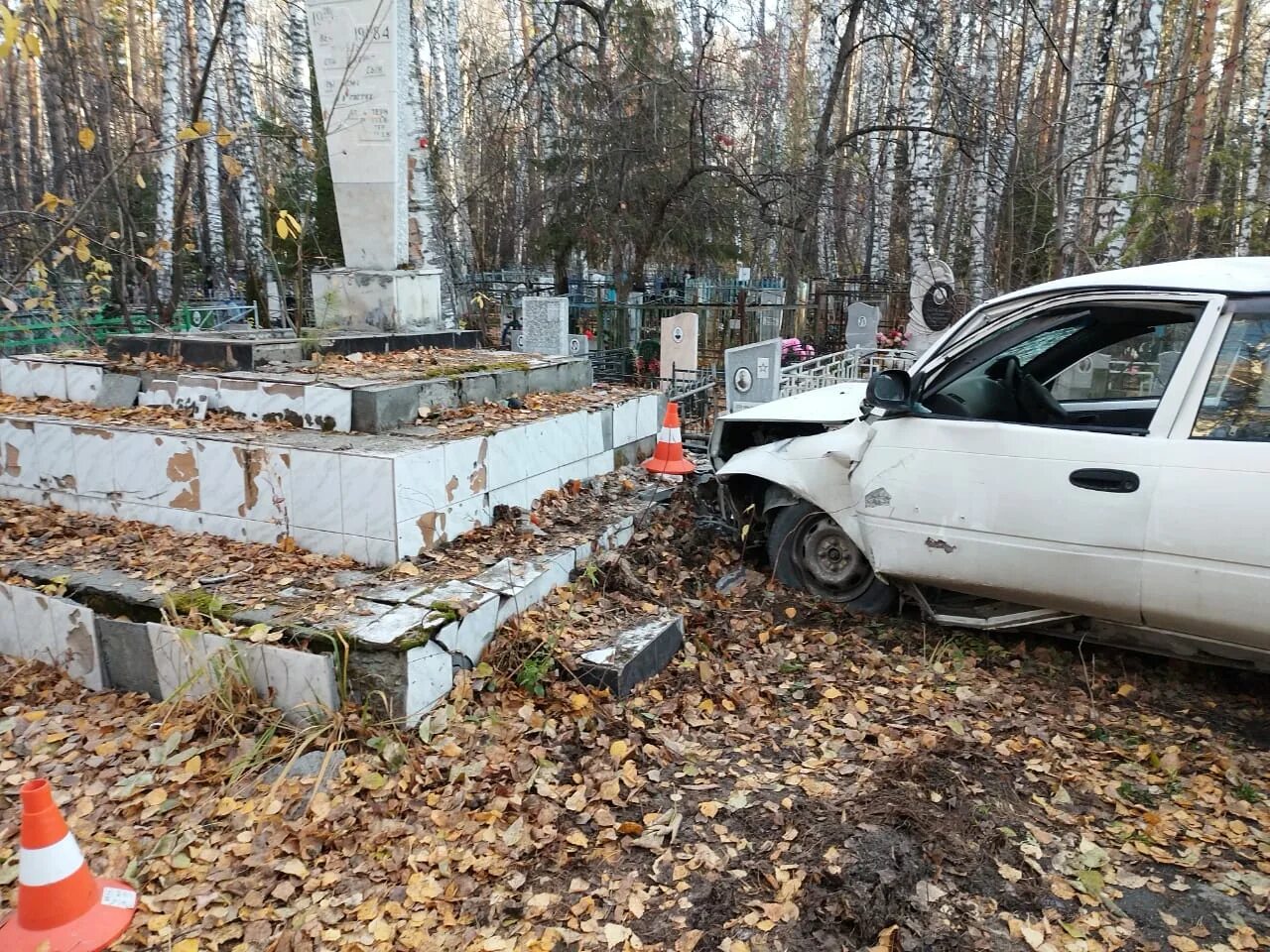 Кладбище авто. Памятники погибшим в автокатастрофе. Памятник на месте аварии.