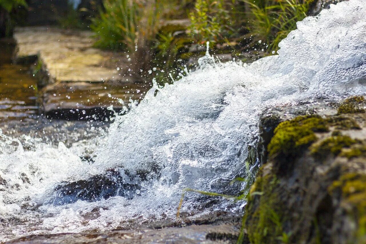 Горный ручей. Поток воды. Вода ручей. Прозрачный ручей.