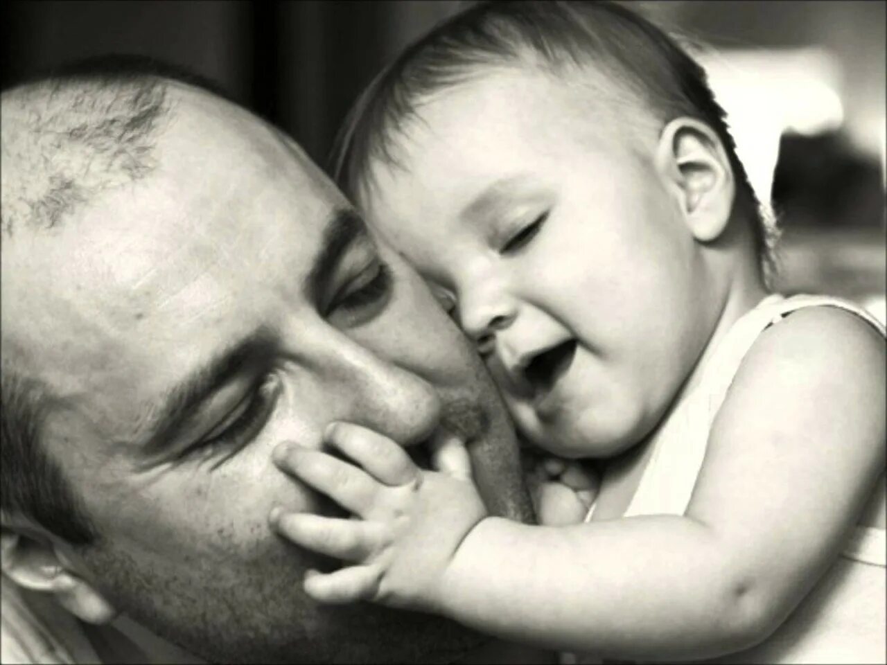 любовь папы и ребенка. родители и дети обнимаются. ребенок обнимает папу. любовь папы и ребенка. любовь к ребенку.