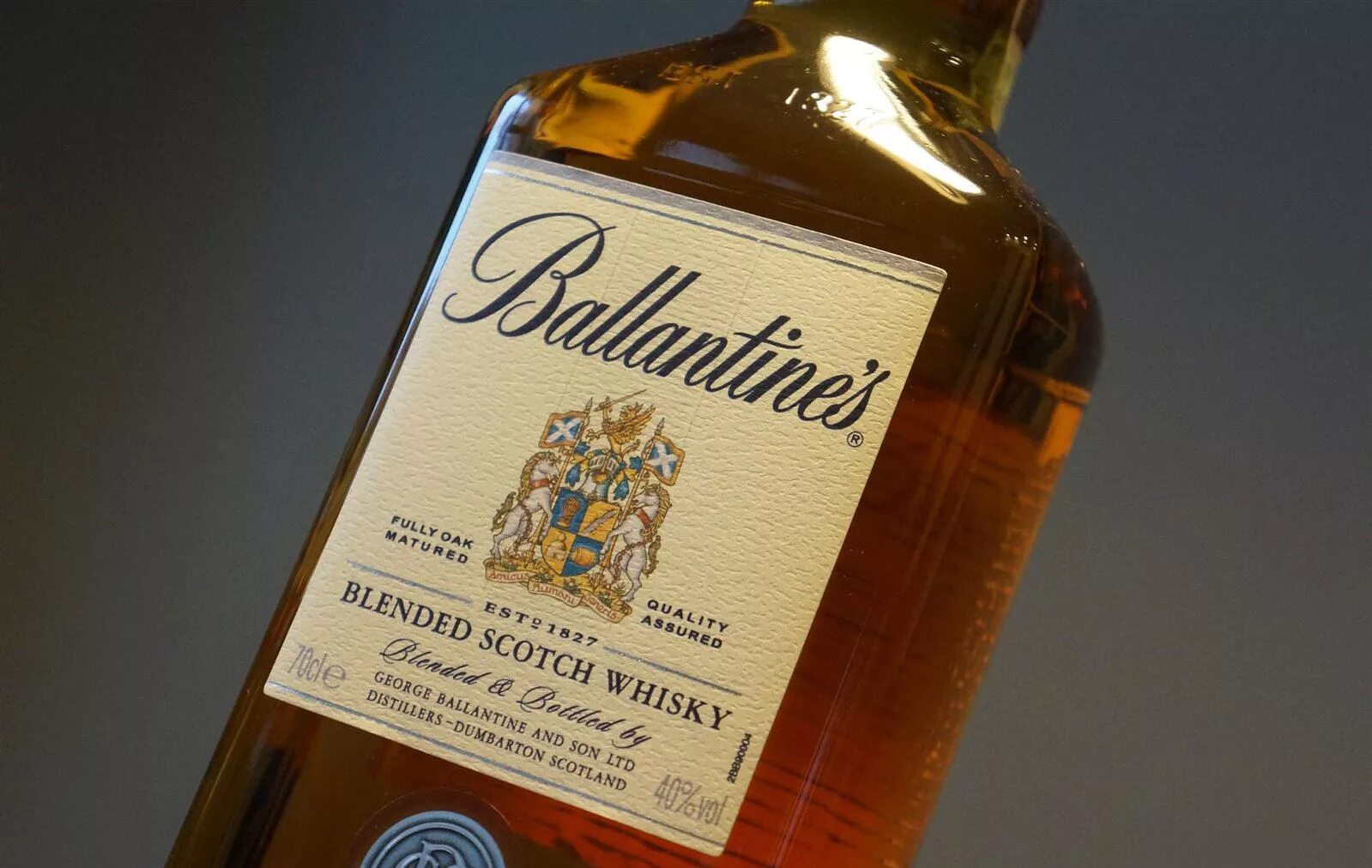 Balantais цена. Виски Баллантайнс. Ballantines 12 1l. Баллантайнс Бурбон. Виски Ballantine`s.