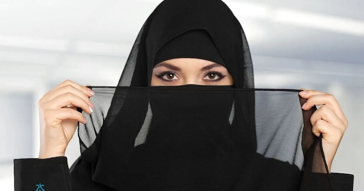 Мусульманский 30. Девушки Саудовской Аравии никаб. Саудийский никаб. Женщина в парандже. Паранджа фото.