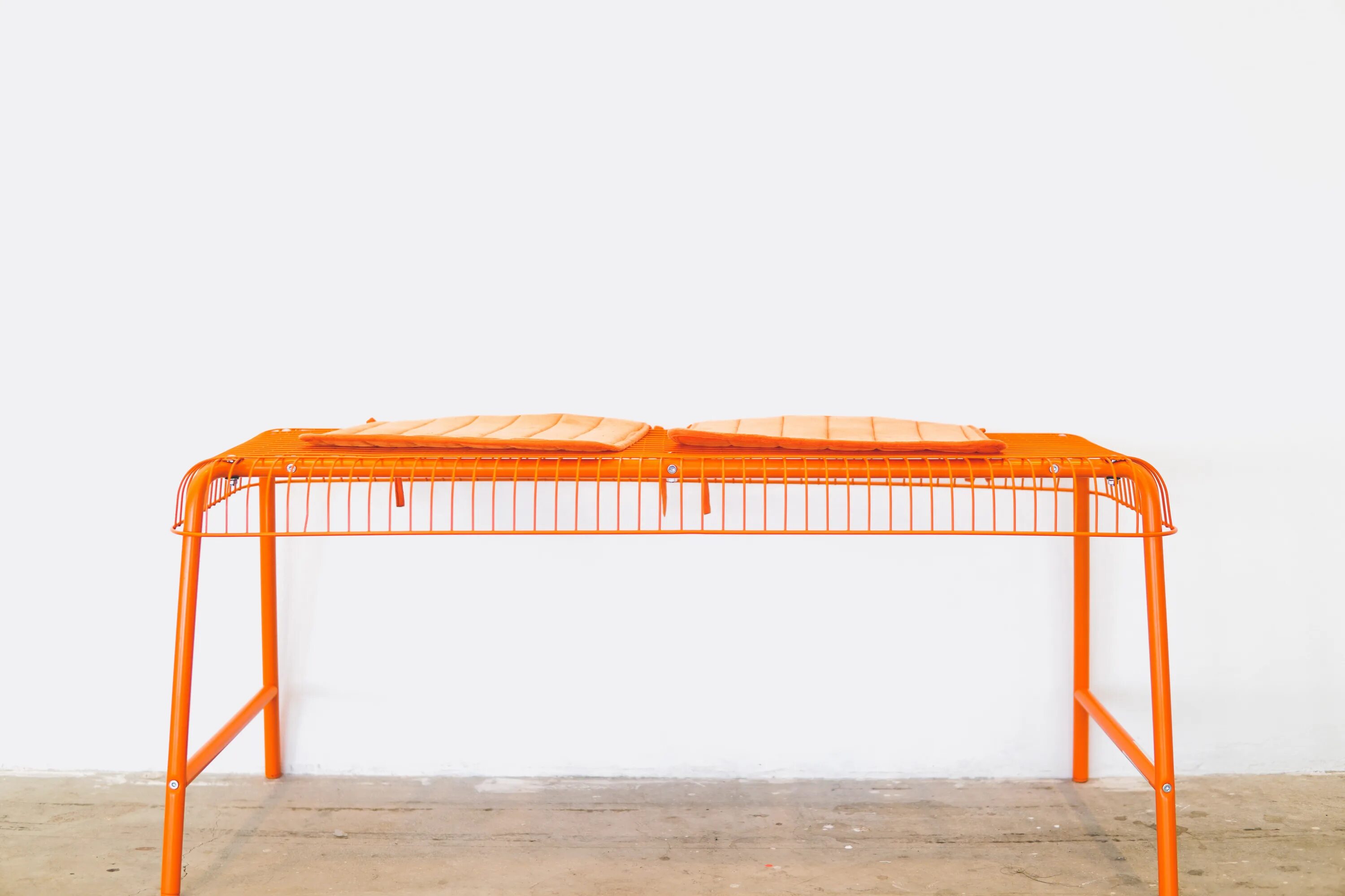 Оранжстил. Оранжевая скамейка. Скамейка металлическая с сеткой. Прикроватный скамейка оранжевый. Оранжевый металлический каркас.