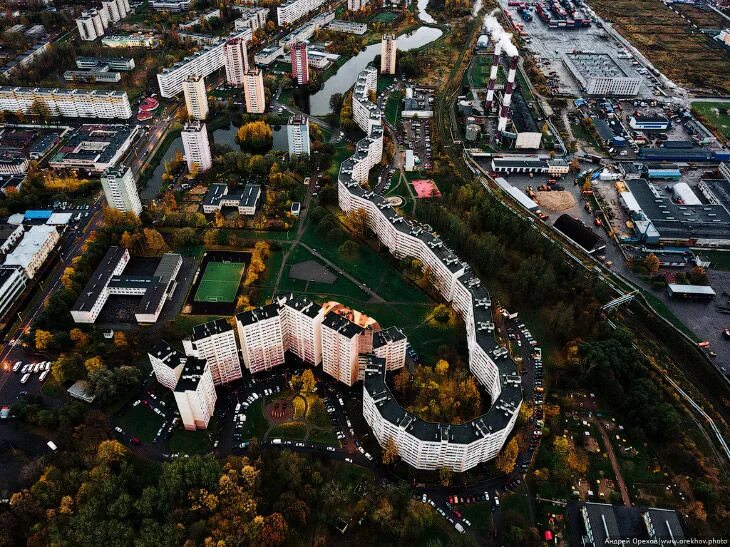 Дом-змея в Санкт-Петербурге Пионерстроя. Улица Пионерстроя дом змея. Дом змейка Санкт Петербург. Самый длинный дом в Санкт-Петербурге Пионерстроя. Змей санкт петербург