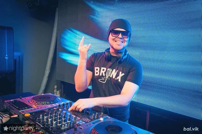 Ты супер диджей. Dj den челябинск. Армин ван бюрен фото. Super dj. Диджей роман барабан.