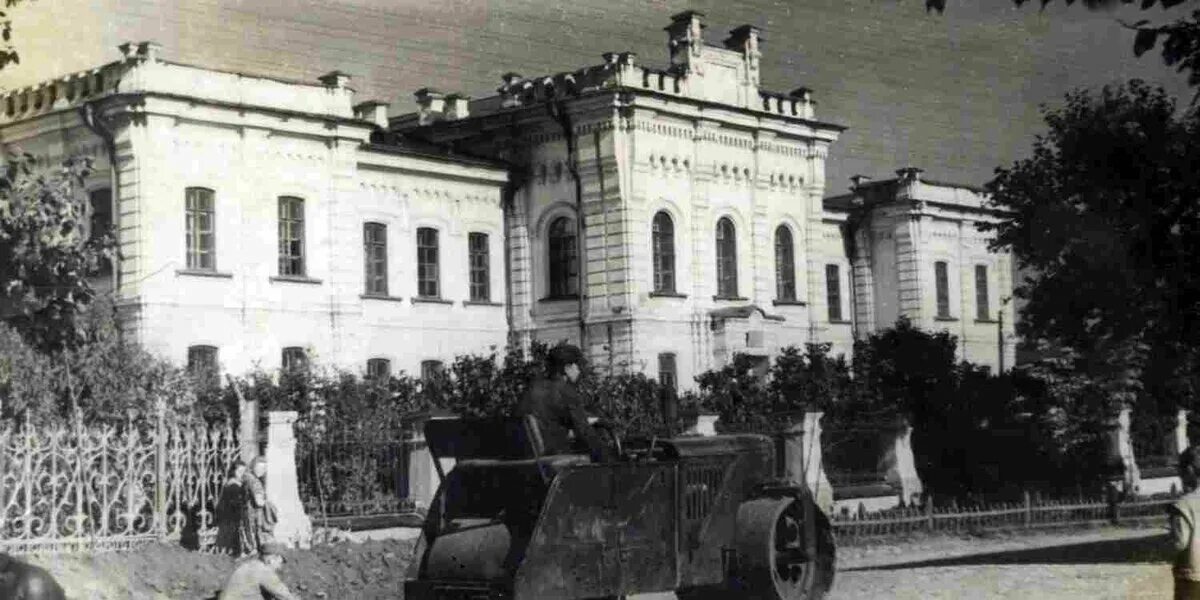 В какой город было эвакуировано правительство. Мавзолей Ленина 1941. Мавзолей Ленина в годы Великой Отечественной войны в Тюмени. Сельхоз Академия Тюмень Ленин. Сельхоз Академия Тюмень 1941.