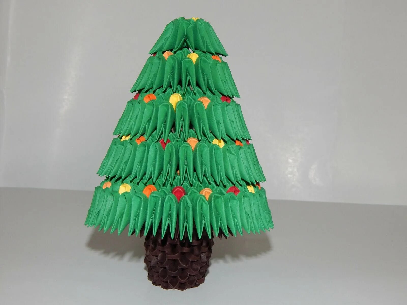 Елка из модулей. Как сделать елку из треугольников. Объемная елочка оригами. Как сделать елку из треугольников. Елка оригами из бумаги из модулей.