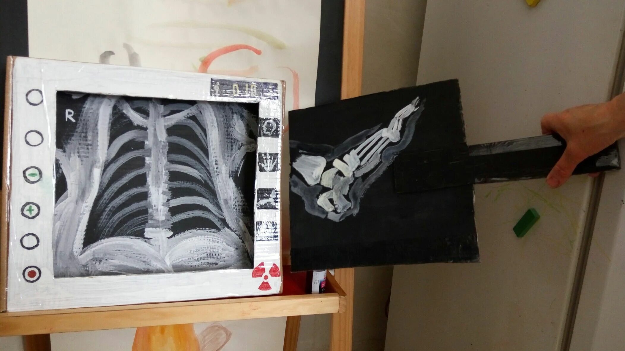 Рентген можно сделать. Доска для рентгеновских снимков. Рентген игра. Рентген аппарат для детей. Рентген игрушка для детей.