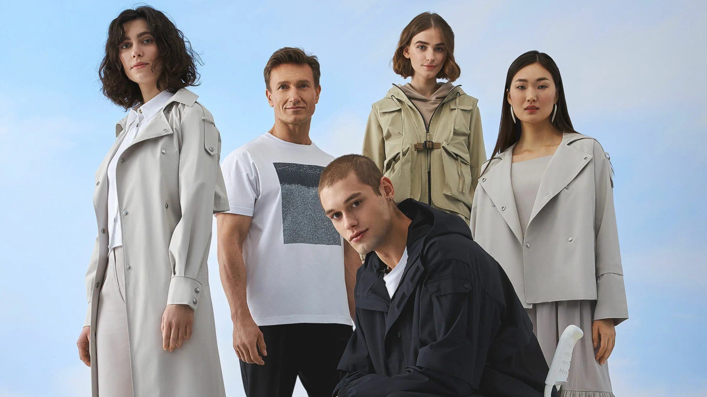 Экологичная мода. Осознанная одежда. Осознанное потребление одежды. Девушка в куче одежды. Осознанная одежда.