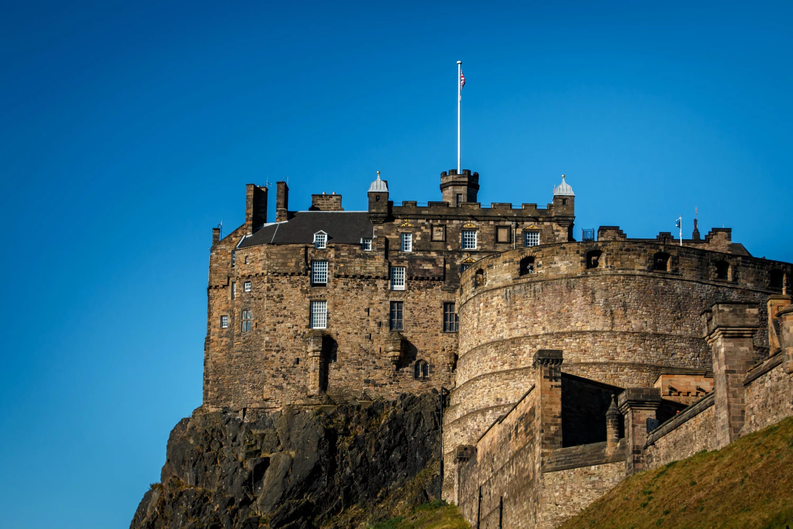 Неприступная крепость это. Эдинбургский замок Шотландия. Эдинбургский замок (Эдинбург, Шотландия). Шотландия достопримечательности Эдинбургский замок. Эдинбургский замок Темница.