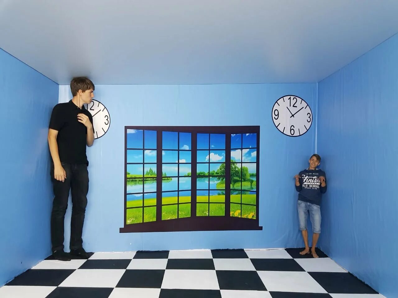 Визуально смотрят. Оптическая иллюзия комната Эймса. Комната а. Эймса 1946. Музей иллюзий Галилео Санкт-Петербург. Адельберт Эймс комната.
