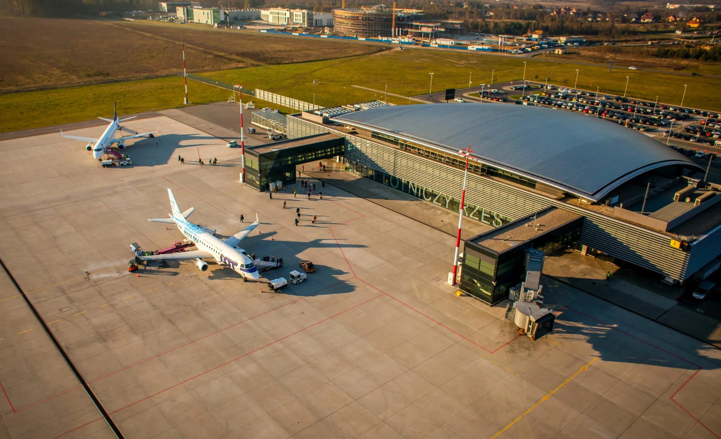 польский аэродром. гданьский аэропорт имени леха валенсы. аэропорт шопена. аэродром ключево польша. кшива польша военный городок.