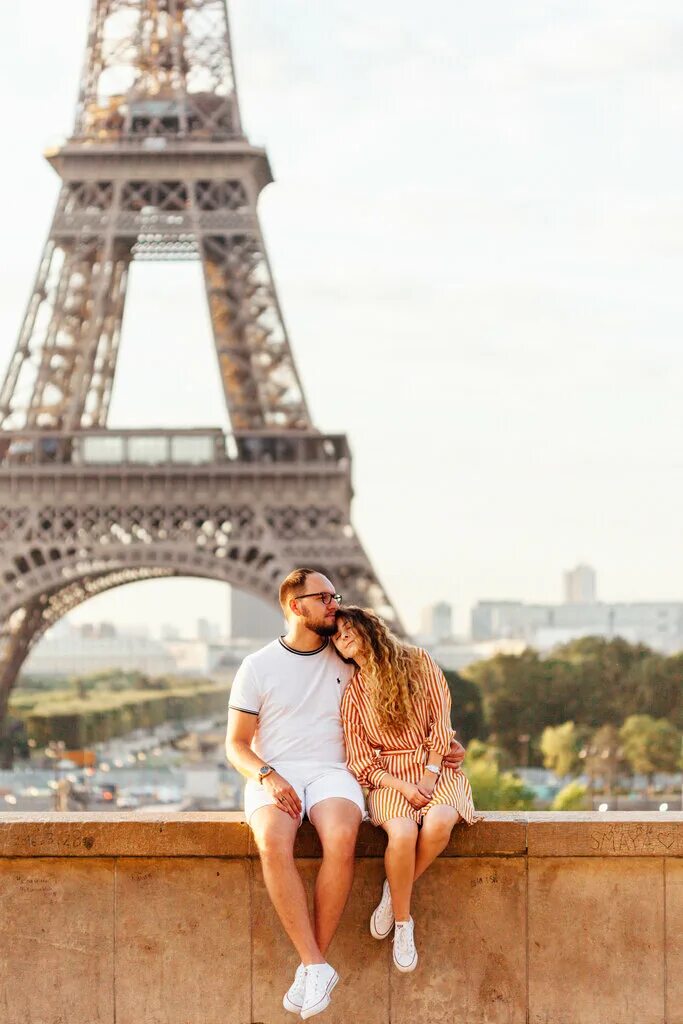 Полет спб на двоих. Свидание в Париже. Влюбленные в Париже. Влюбленная пара в Париже. Пара в красивом месте.