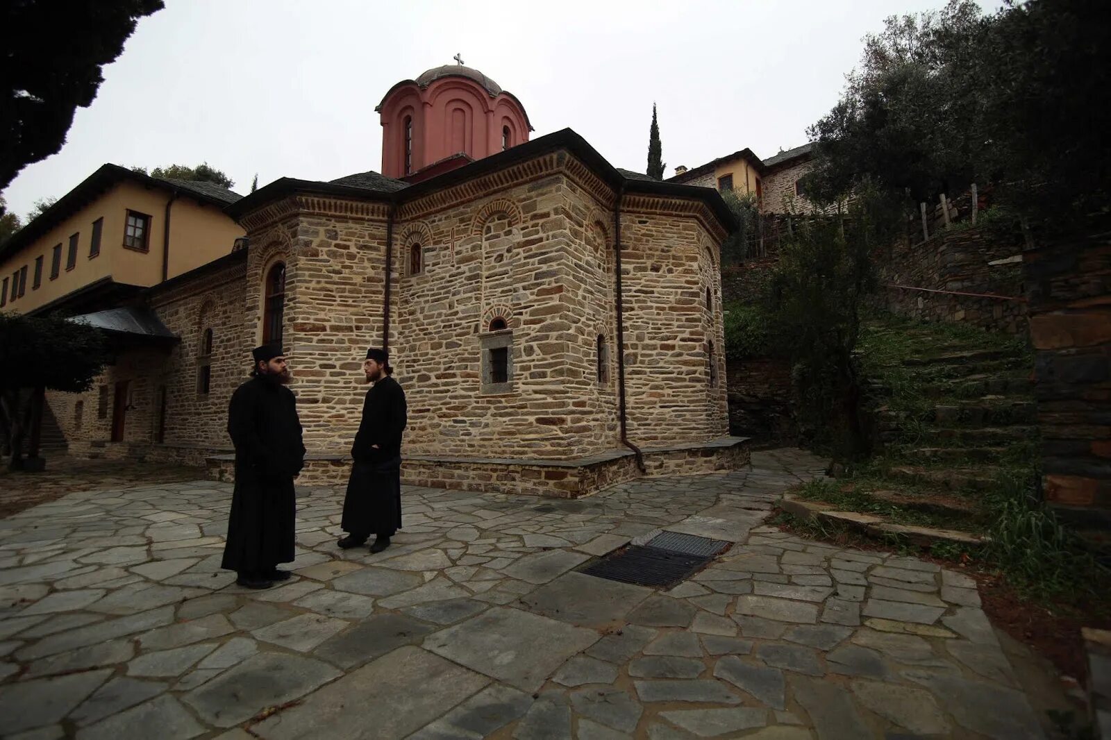 Самый крупный православный монастырь. Афон монастырь Пантелеймона. Монастырь Констамонит Афон. Монастырь Святого Пантелеймона на Афоне.
