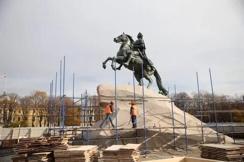Камень из которого сделан памятник петру первому