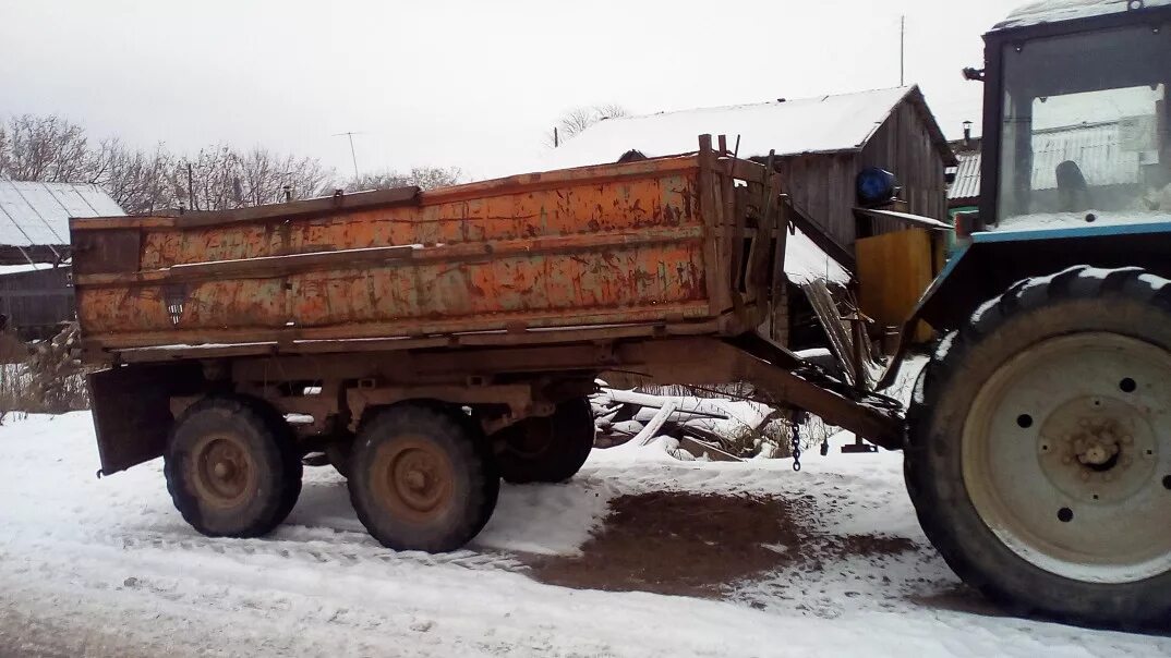 Телега мтз купить. МТЗ 82 С телегой. Полуприцеп для МТЗ 82. Прицеп посыпалка для трактора МТЗ 82. МТЗ 80 С прицепом.