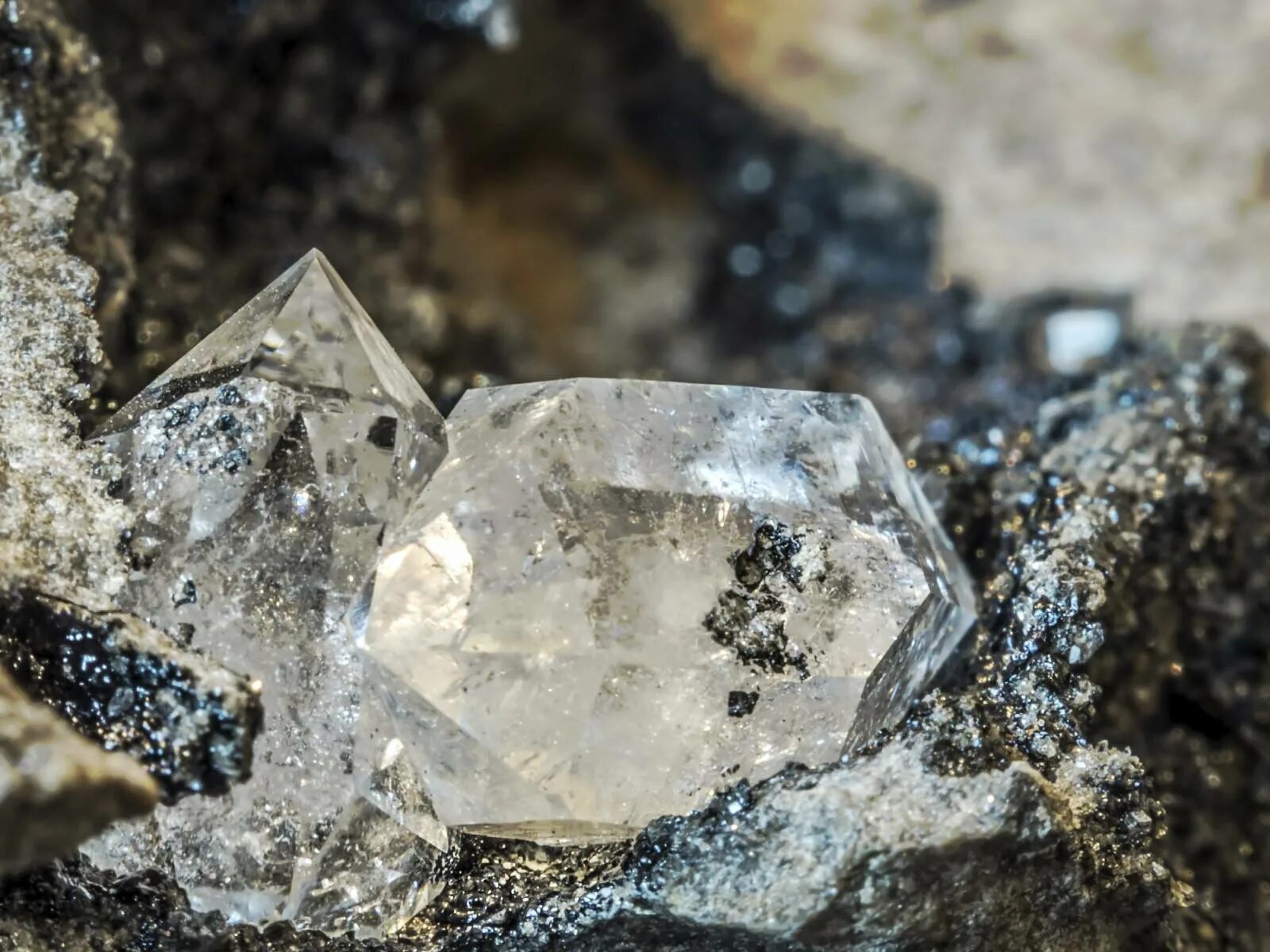 Алмазы какое ископаемое. Алмаз минерал месторождения. Минерал Алмаз Геология. Алмазы в природе.