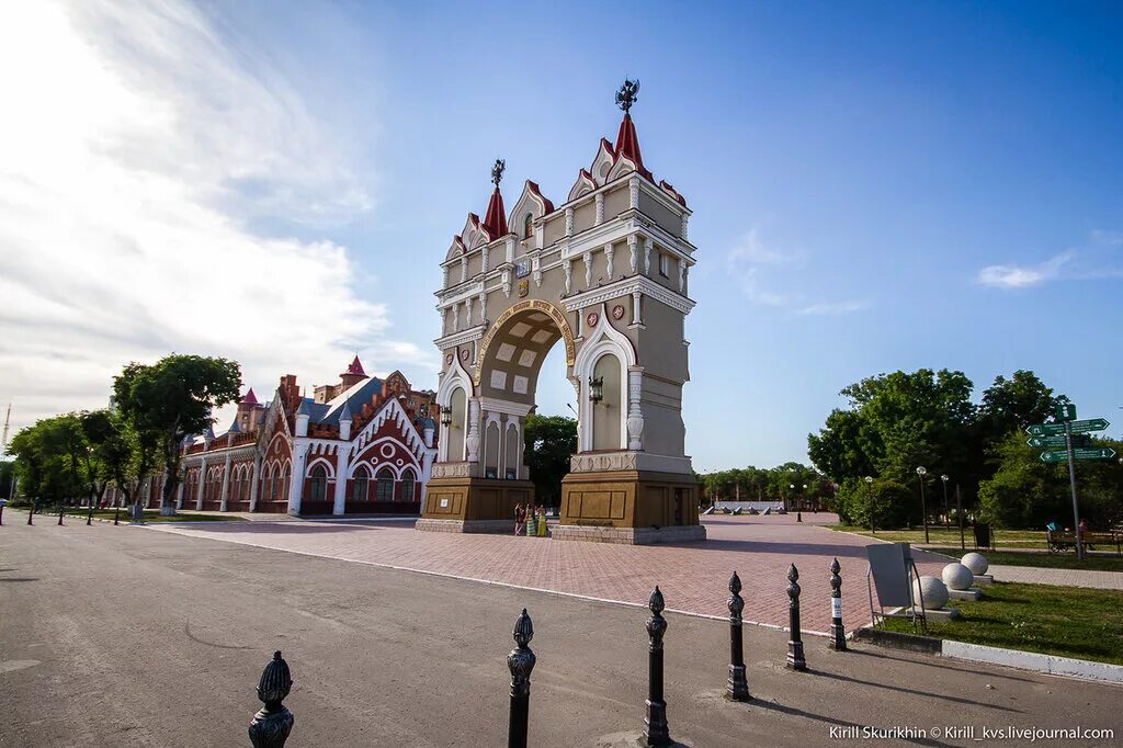 Сайт г благовещенск амурская область. Триумфальная арка Благовещенск. Триумфальная арка в Благовещенске Амурской области. Благовещенск арка на набережной. Достопримечательности Благовещенска Амурская область.