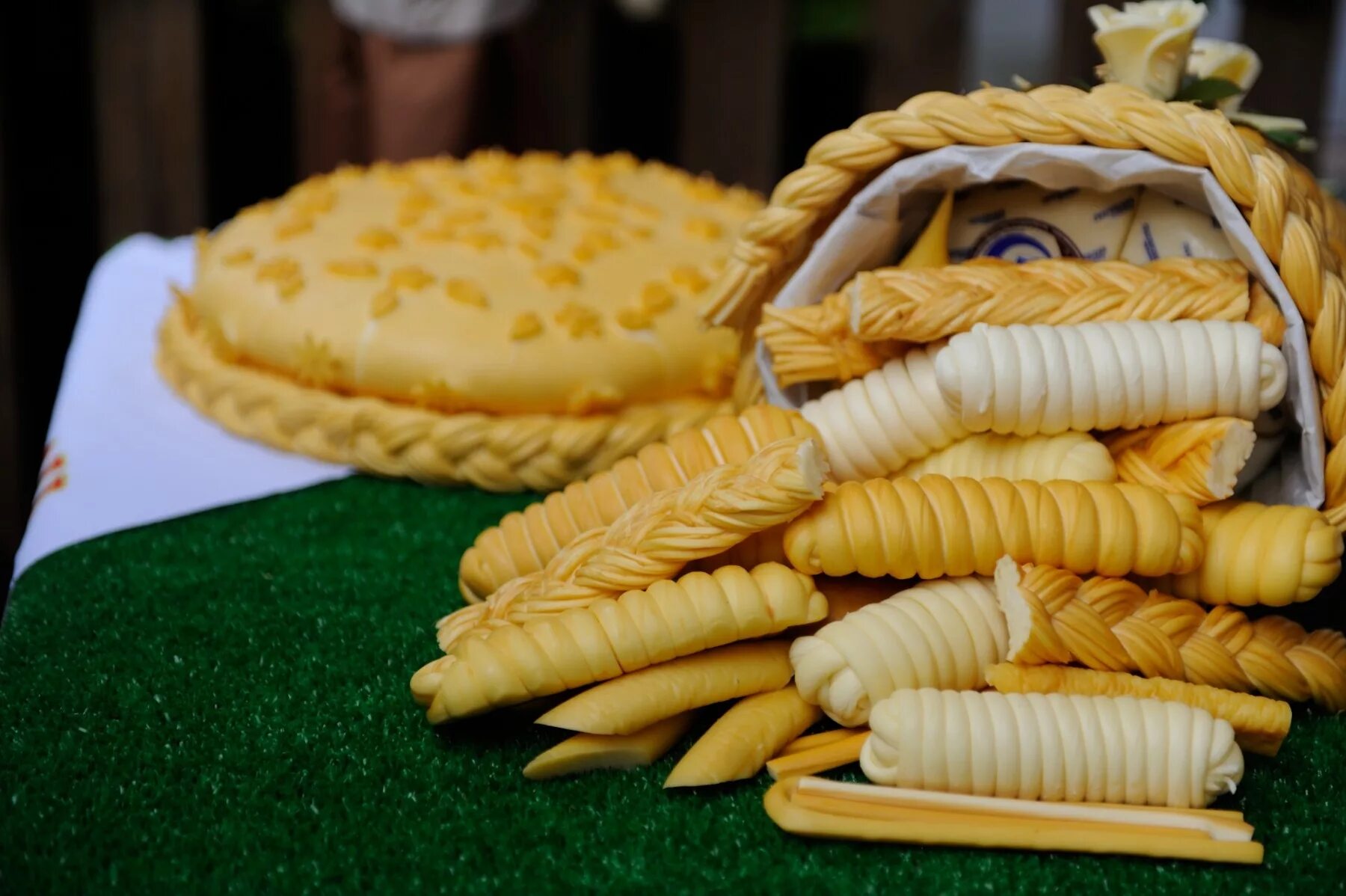 Халяль в исламе. Сырный завод камамбер камское. Продукты из магазина сыр. Халяльные сыры. Халяльные сыры.